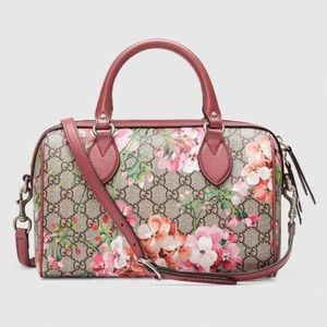AVAILABLE — GUCCI BLOOMS GG SUPREME BOSTON BAG